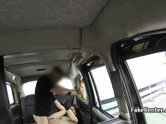 Junge Touristin von perversem Taxifahrer gevögelt